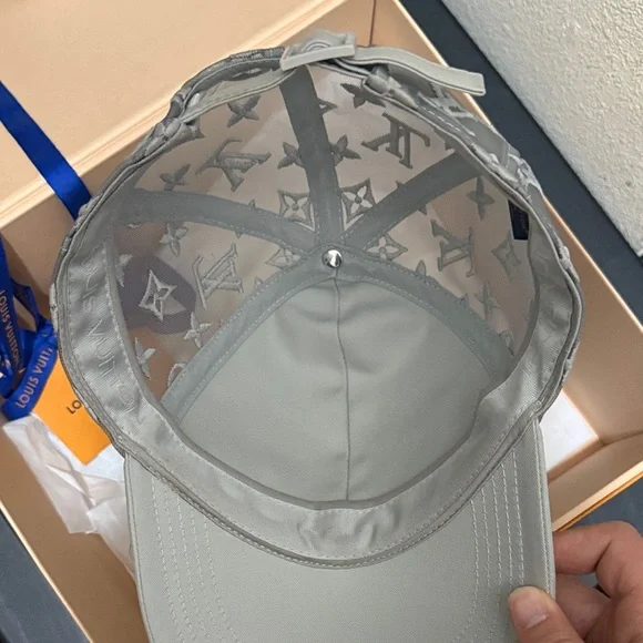 Louis Vuitton Gray and white Monogram Cap - Picture 7 of 10